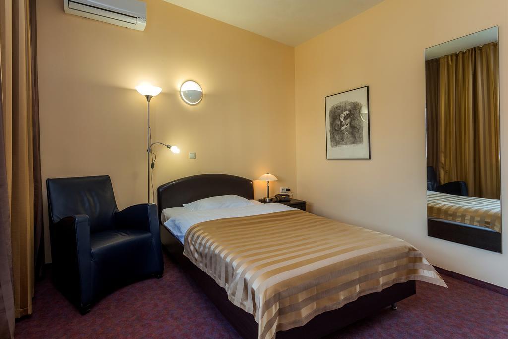Ibb Hotel Minsk Exteriör bild